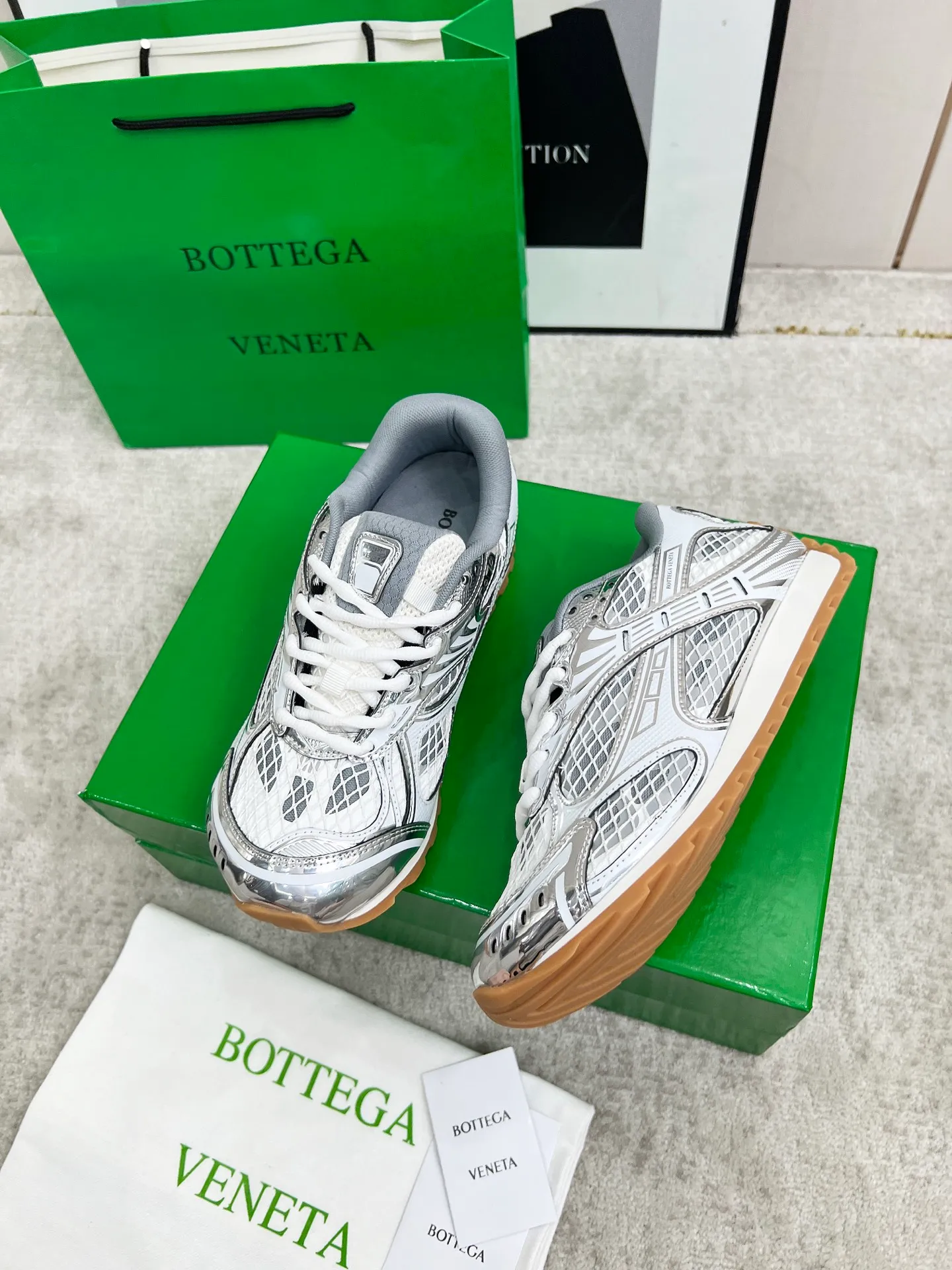 P540. Top version (couples model) Bottega Veneta Bottega Veneta 23ss autumn and winter show BV Orbit sneakers Wang Yibo's same style couples casual shoes dad shoes! Runner sneakers! Original purchase and development!  Made of original lightweight technical mesh fabric, the same as the original version! The process is complicated!  Paired with a rubber outsole designed with a geometric pattern, the high version of the Wang Zha series is actually much taller, but the legs still look slim. Very nice. Durable and playable, standard and version-matching shoe package technology, look for high-end versions. The original outsole is exclusively molded, and the color-blocked TPU outsole is used. The material and weight are the same as the original!  Size: #Female 35-41 (40 and 41 customized sizes are non-refundable) Male 39-45 (45 size customized are non-returnable and exchangeable)